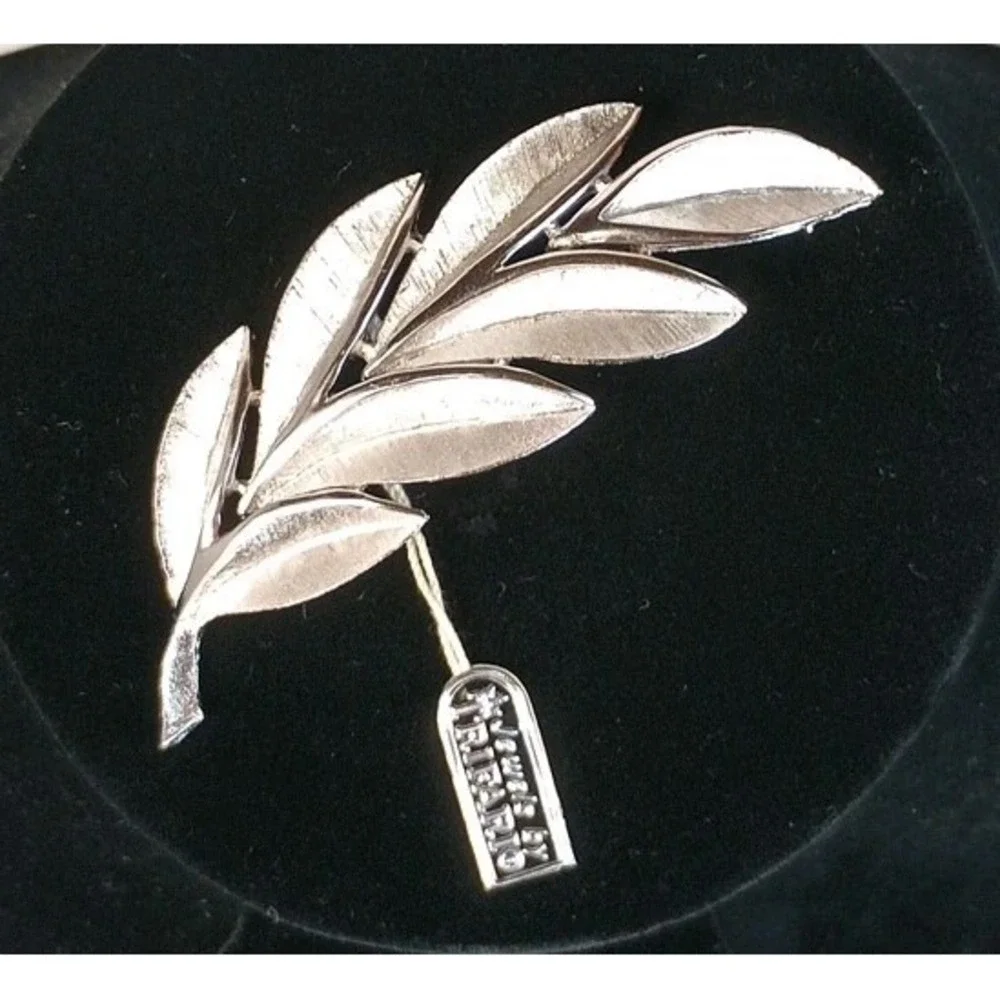 VTG NOS Crown Trifari Women Brooch Brushed Silver Tone Metal Leaves Long 2.75